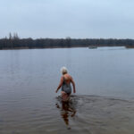 Elke ochtend het koude Heidemeer in: Ymkje van Dam weet niet van ophouden (video)