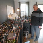 Eric Potter uit Heerenveen heeft eigen kerstdorp in woonkamer (video)