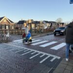 Zebrapad als signaal: zorgen om te hard rijden in Bakkeveen (video)