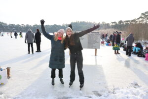 Honderden mensen op het ijs in Beetsterzwaag: ijsclub viert 150-jarig bestaan (video)