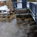 Man zakt door ijs bij De Reak in Nes: 'Ga niet meer het ijs op'