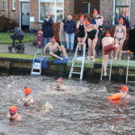 Nieuwjaarsduik Aldeboarn trekt 25 deelnemers: ‘Heerlijk om zo het jaar te beginnen’ (video)