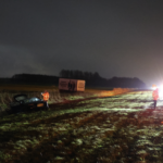 Het is glad op de wegen: auto te water op de A7 bij Luxwoude