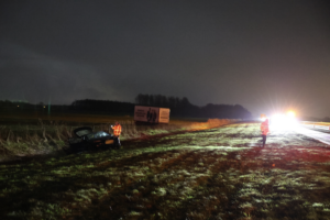 Het is glad op de wegen: auto te water op de A7 bij Luxwoude