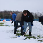 Supporters schieten sc Heerenveen te hulp bij sneeuwruimen trainingsveld (video)