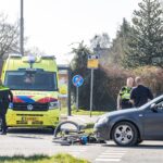 Fietser gewond na botsing met auto Jubbega