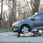 Auto belandt op betonblok bij tankstation langs A7