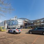 Auto en voetganger botsen door laagstaande zon