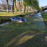 Geleende auto te water aan de Martin Luther Kingsingel te Drachten (video)