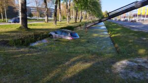Geleende auto te water aan de Martin Luther Kingsingel te Drachten (video)