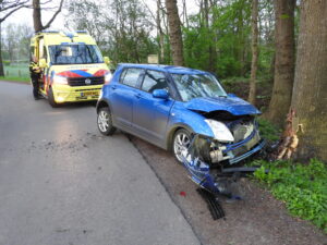 Bestuurder onder invloed botste tegen boom en raakt ernstig gewond