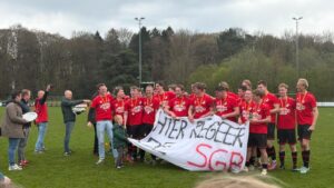 Feest in Beetsterzwaag na behalen kampioenschap De Sweach.