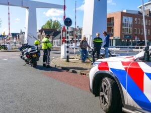 Automobilist rijdt door na botsing met fietser in Heerenveen