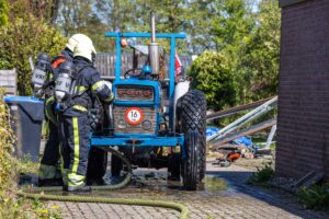 Brand in tractor op oprit woning Jubbega