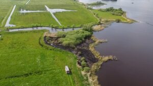 Groot stuk riet in brand bij Rottevalle