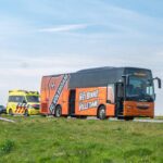 Speler van FC Volendam onwel in bus op A7 Haskerhorne