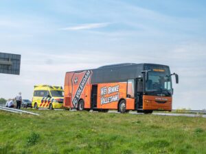 Speler van FC Volendam onwel in bus op A7 Haskerhorne