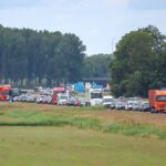Lange file door botsing tussen vrachtwagen en auto op A7 Luxwoude