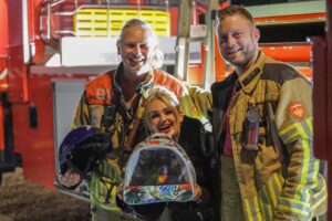 Vrouw en Lori uit boom gered in Drachten