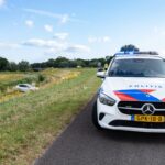 Auto belandt naast afrit A32 Oudeschoot