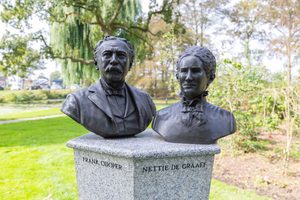 Bronzen beelden onthuld tijdens jubileum dag Coopersburg (video)