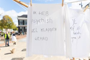 Manifestatie op het Gemeenteplein: ‘Ik heb alle vormen kindermishandeling zelf meegemaakt’ (video)