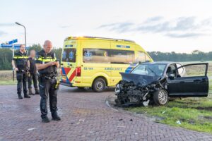 Twee gewonden en veel schade bij botsing in Hoornsterzwaag