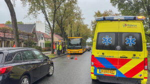 Politieauto schept voetganger