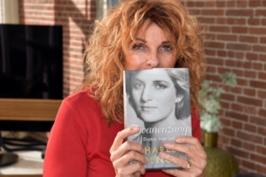 Schrijfster Linda Udo over Zwanenzang: ‘De geënsceneerde verdwijning uit mijn roman bevestigt Spencer niet.’ 