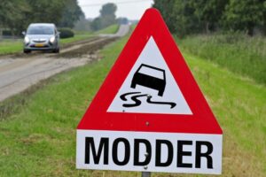 Oogsttijd en regen? Wees alert op modder op de weg