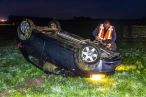 Auto over de kop op afrit A7: bestuurder gevlucht