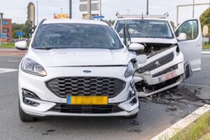 Veel schade bij botsing op kruising Heerenveen