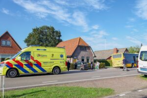 Auto belandt in voortuin na botsing met lijnbus N380