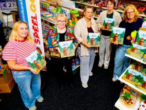 Honderd Friese Gruffalo-boeken voor de Speelgoedbanken in Friesland