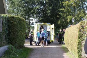 Ernstig gewonde na botsing tussen voetganger en fietser Lippenhuizen